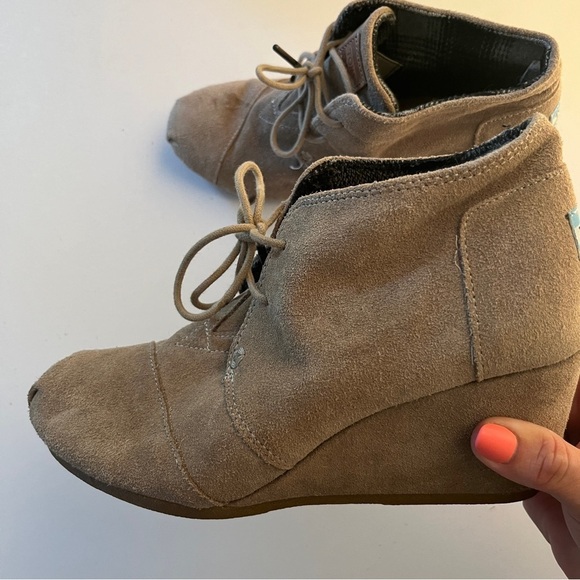 TOMS Suede Desert Tan Lace Up Wedge Ankle Bootie - Women's 8 NICE! - Picture 1 of 6